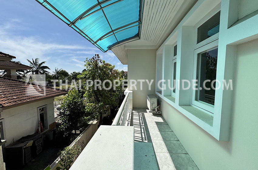 House with Shared Pool in Srinakarin 